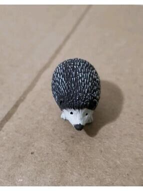 Safari Ltd Vintage Miniature Hedgehog Figure PVC Toy Animal Figurine